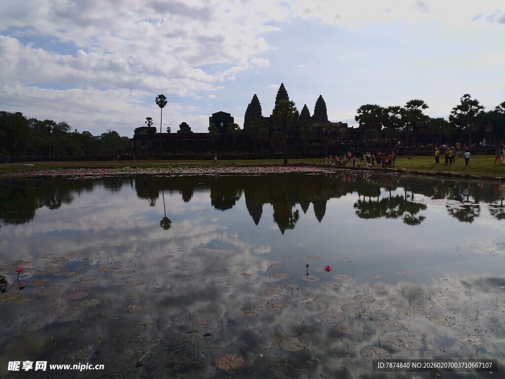 吴哥窟倒影于静谧水面