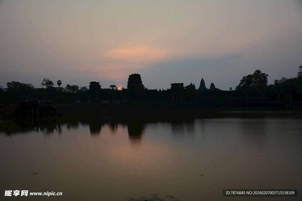 黄昏湖畔古建筑倒影