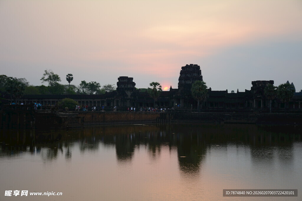 黄昏下的吴哥窟静谧倒影