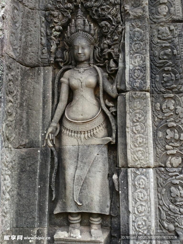 古老石雕女性形象