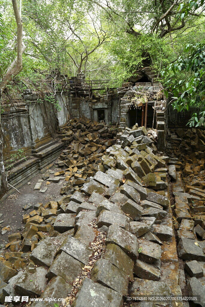 古老废墟中的残垣断壁