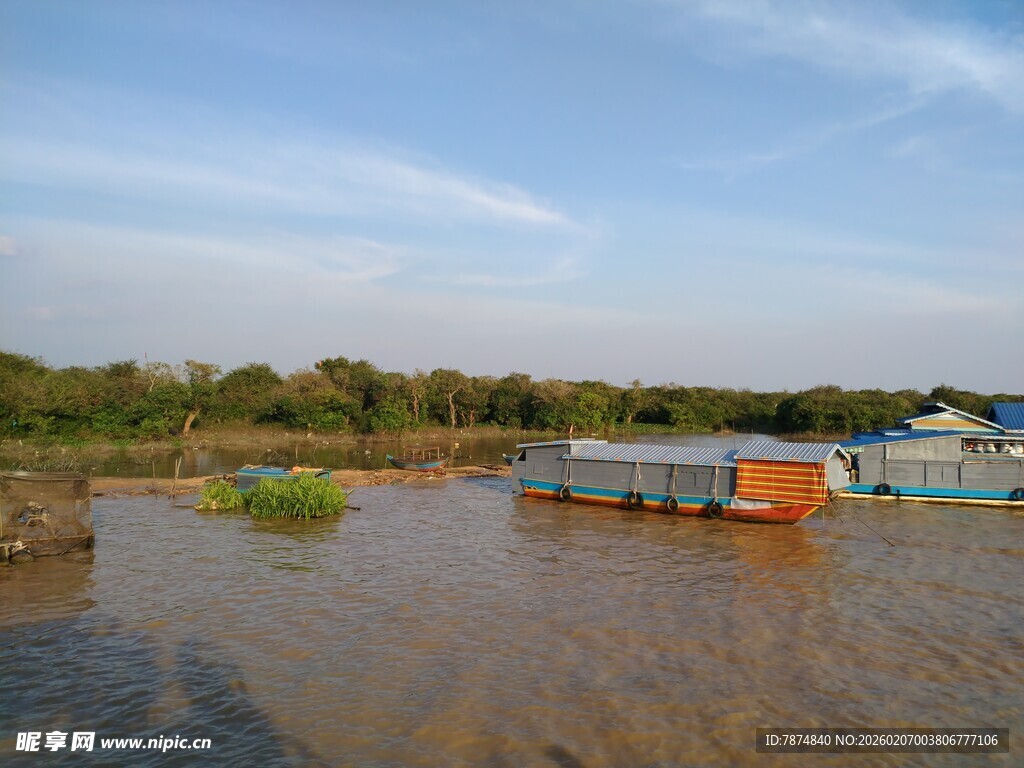 河畔停泊多彩船只景观