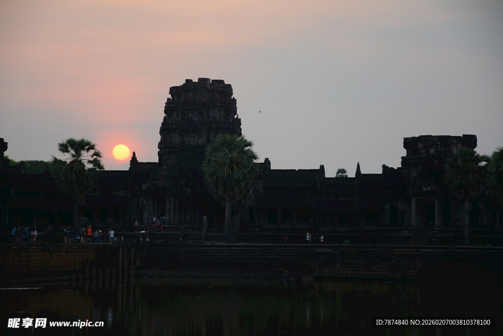夕阳下的吴哥窟古迹
