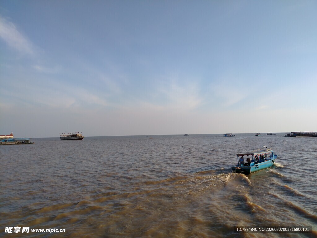 河上小船行驶的宁静画面