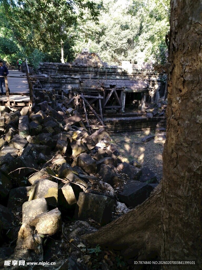 古老庙宇遗址的斑驳光影