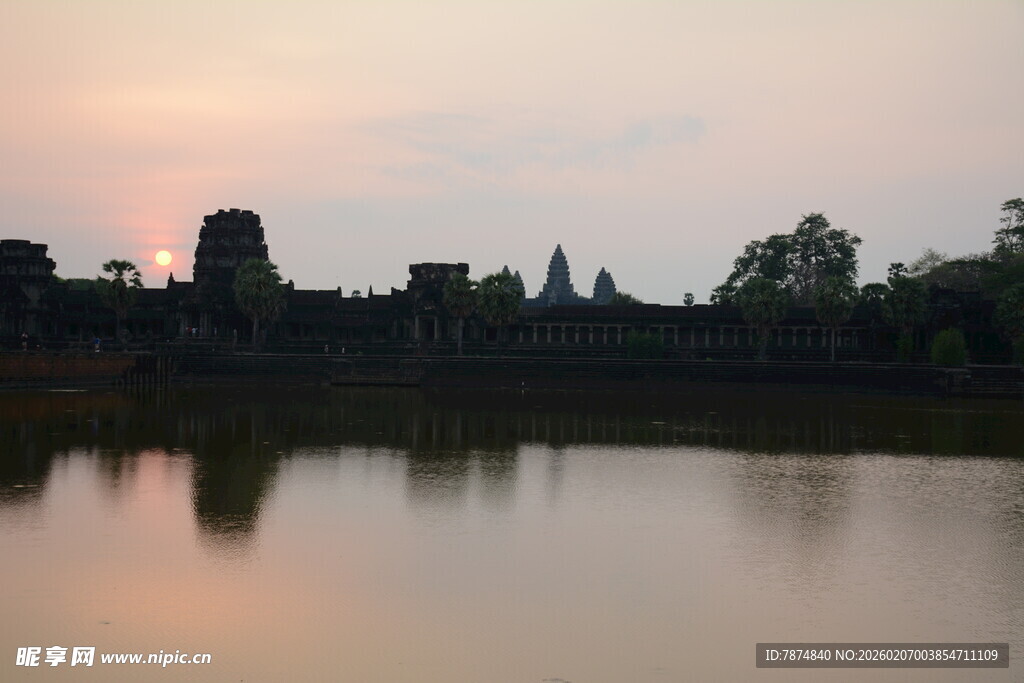 夕阳下的古老寺庙与湖水
