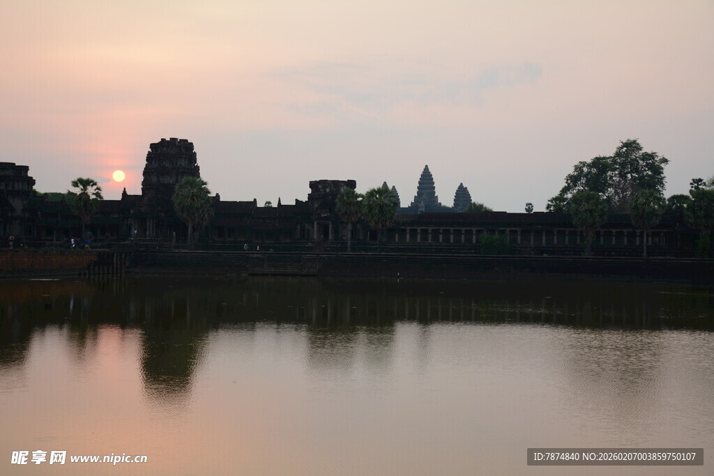 夕阳下的古老建筑与湖水