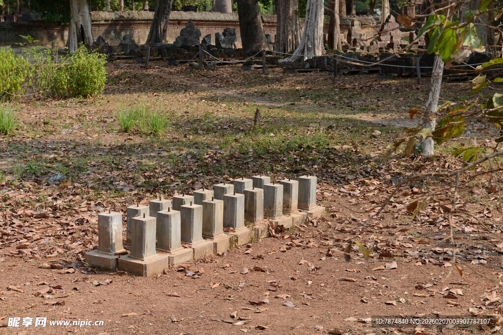 户外排列的灰色长方体石块