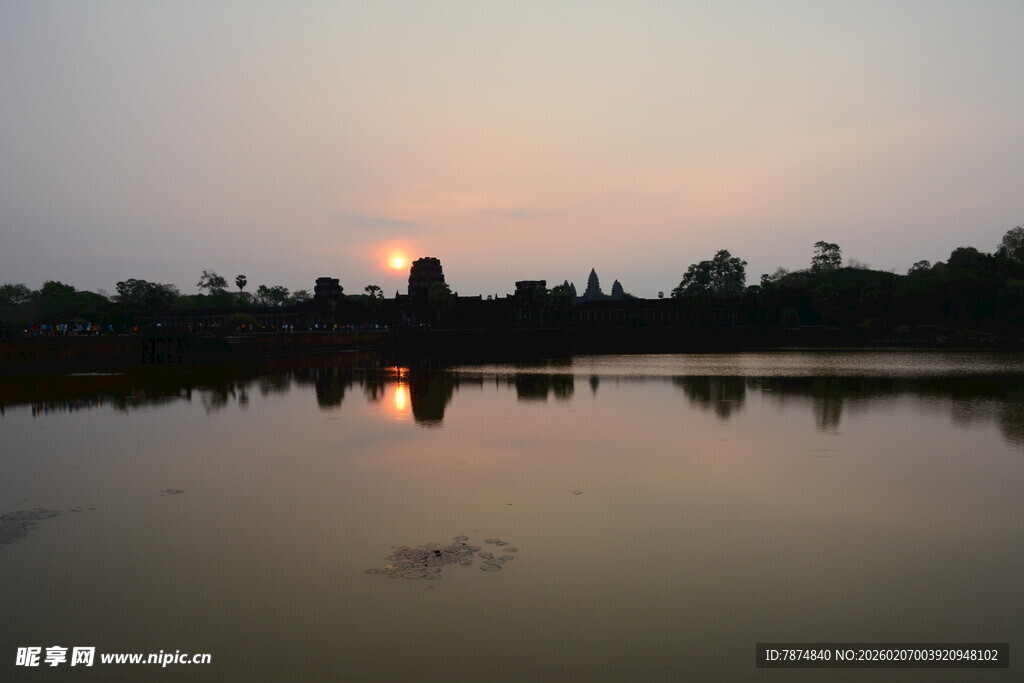 黄昏下静谧的水边古建筑