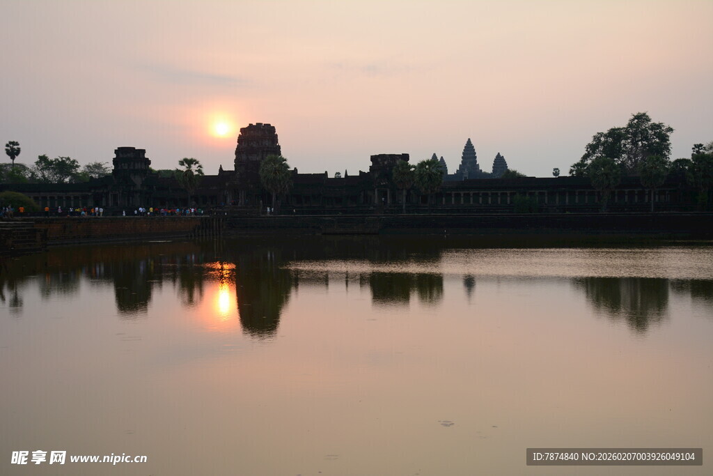 夕阳下的古建筑湖景倒影