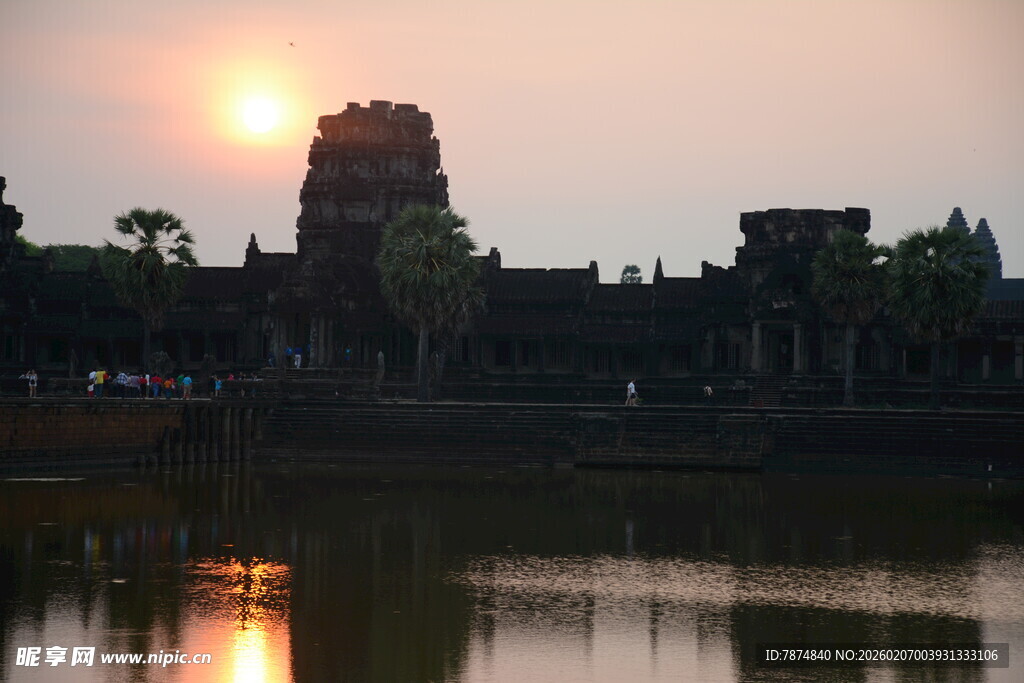 夕阳下的吴哥窟古迹