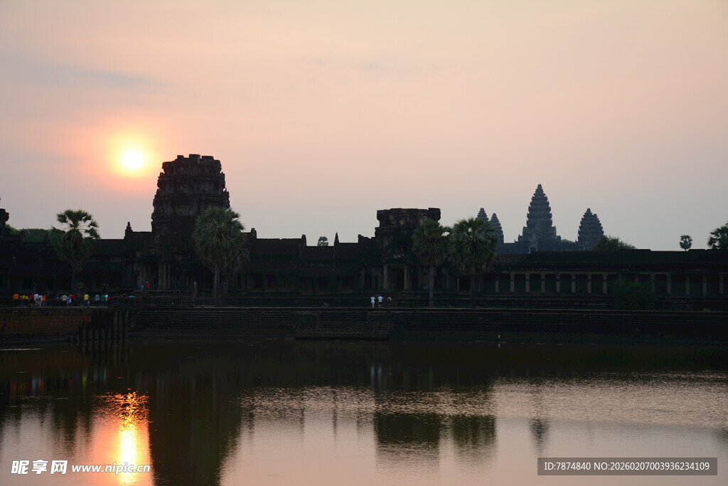 夕阳下的吴哥窟倒影