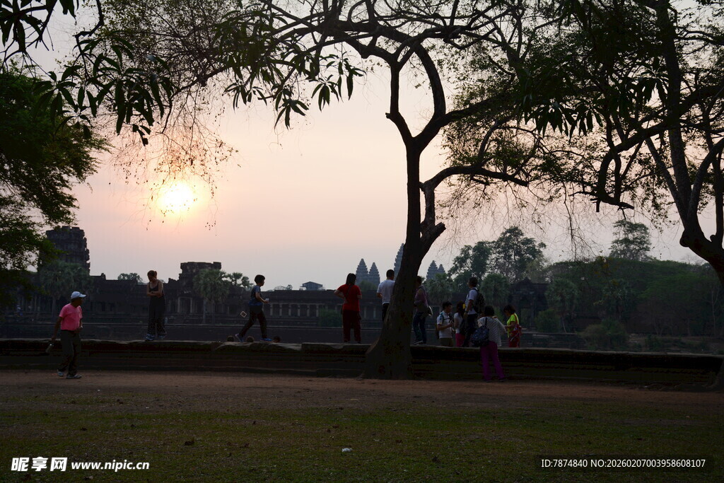 夕阳下的公园休闲场景