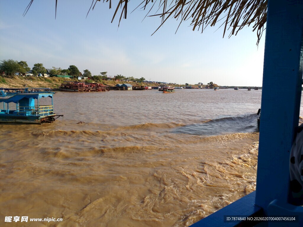 乘船观浑浊河水及岸边景