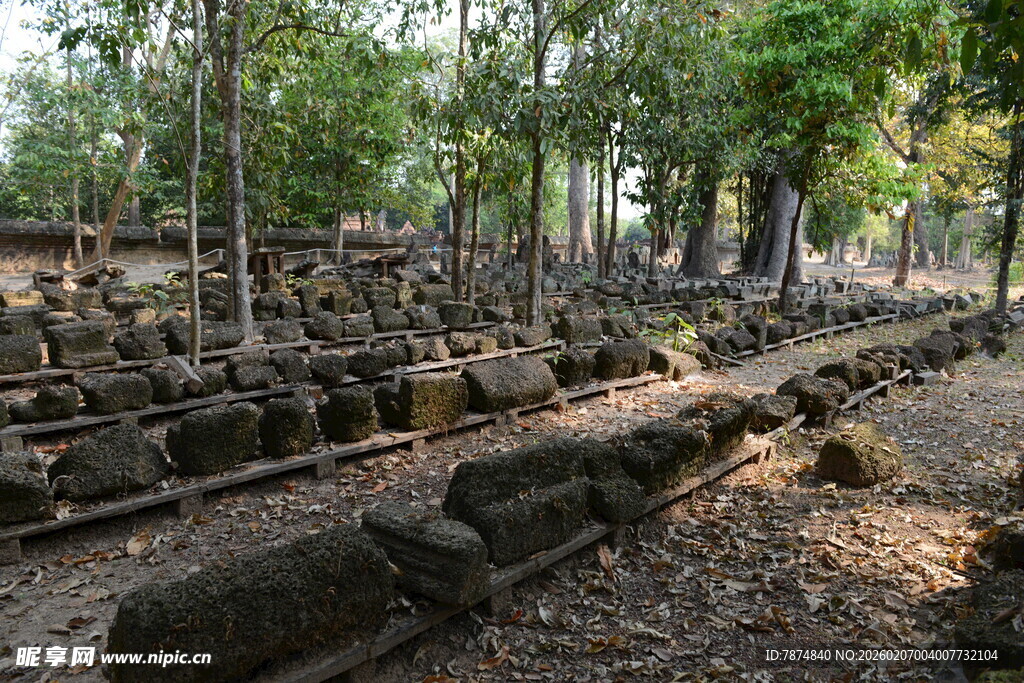 古老废墟中的石堆遗迹