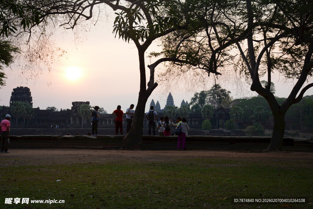 黄昏下的古老建筑与树木