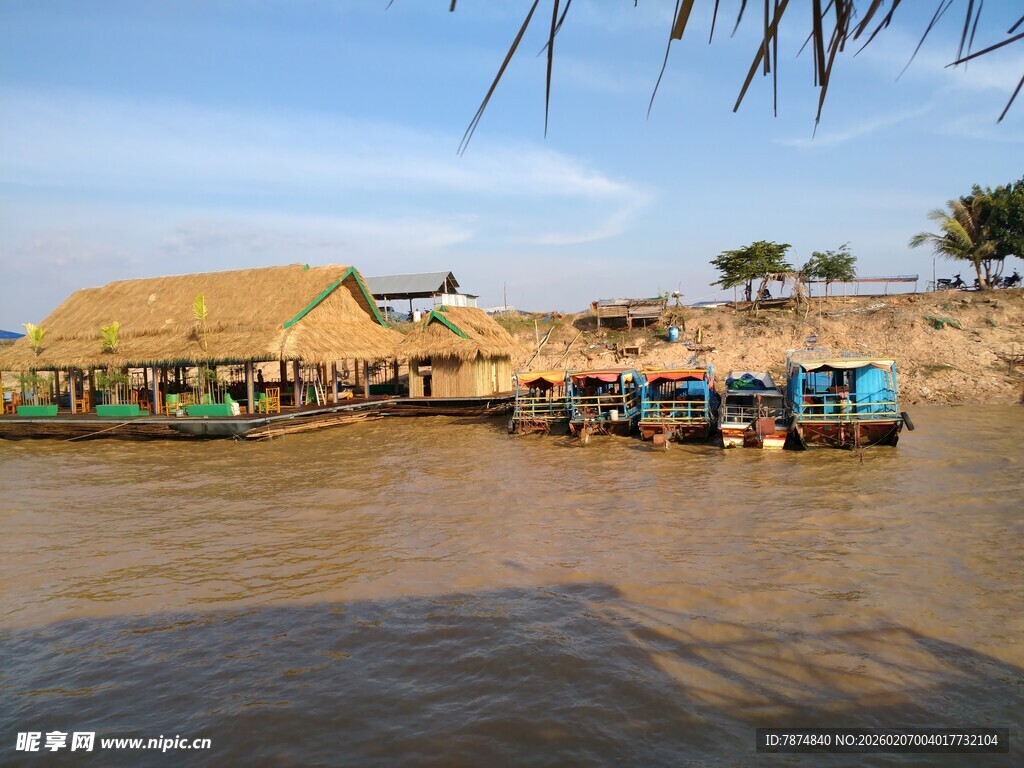 河畔村落的水上生活景象