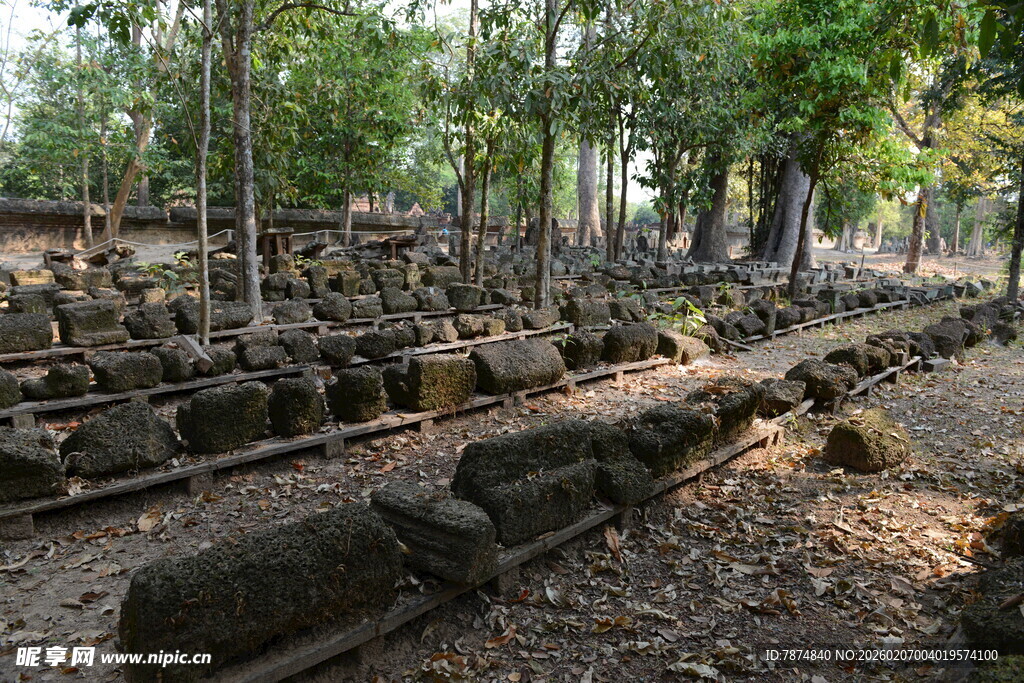 古老废墟中的石砌遗迹