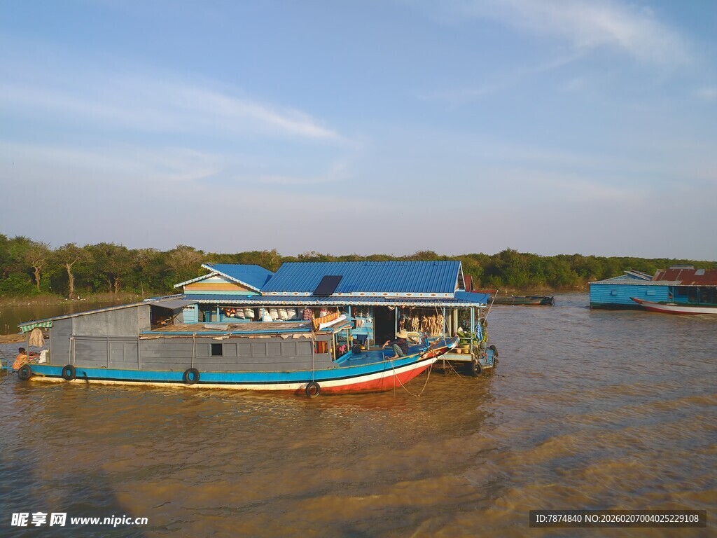 水上人家的宁静生活场景