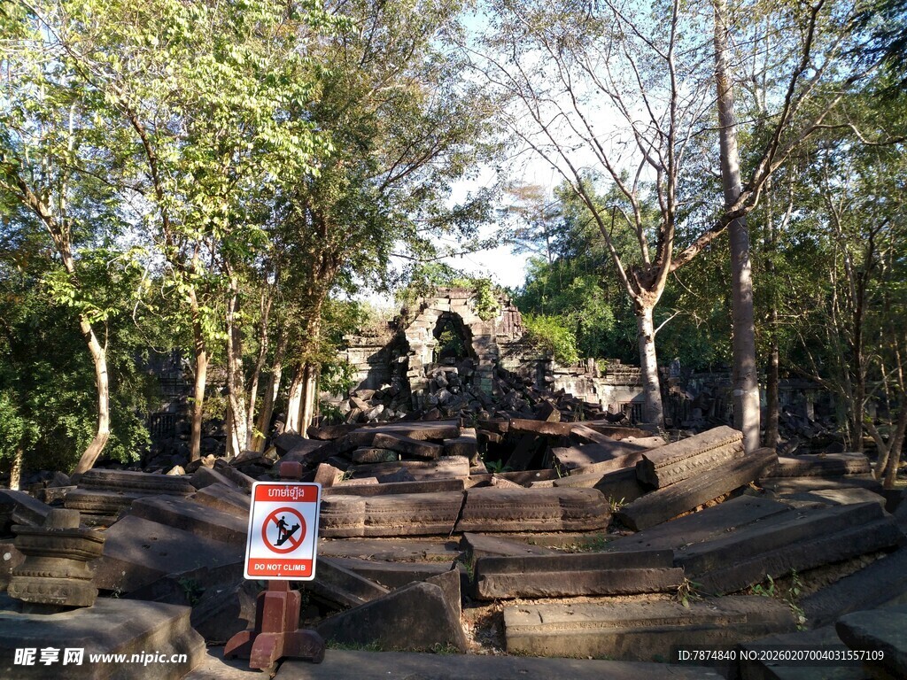 游客漫步古老石阶景观