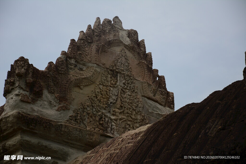 古老寺庙建筑顶部特写