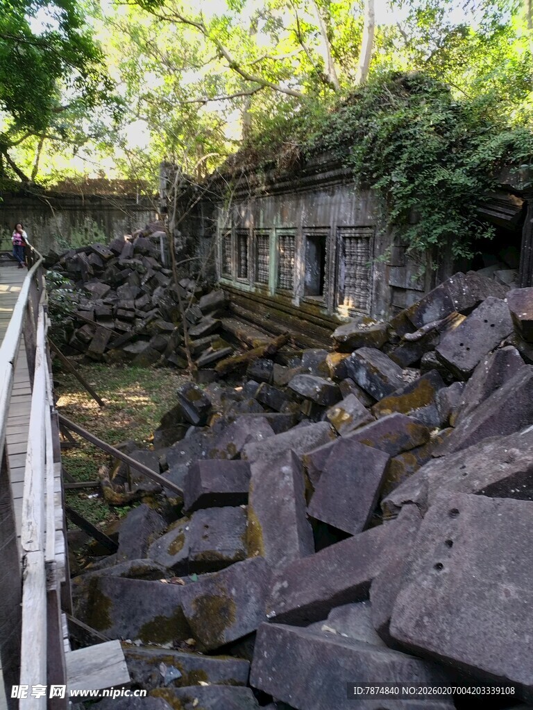 废墟景象 残垣断壁间的荒芜