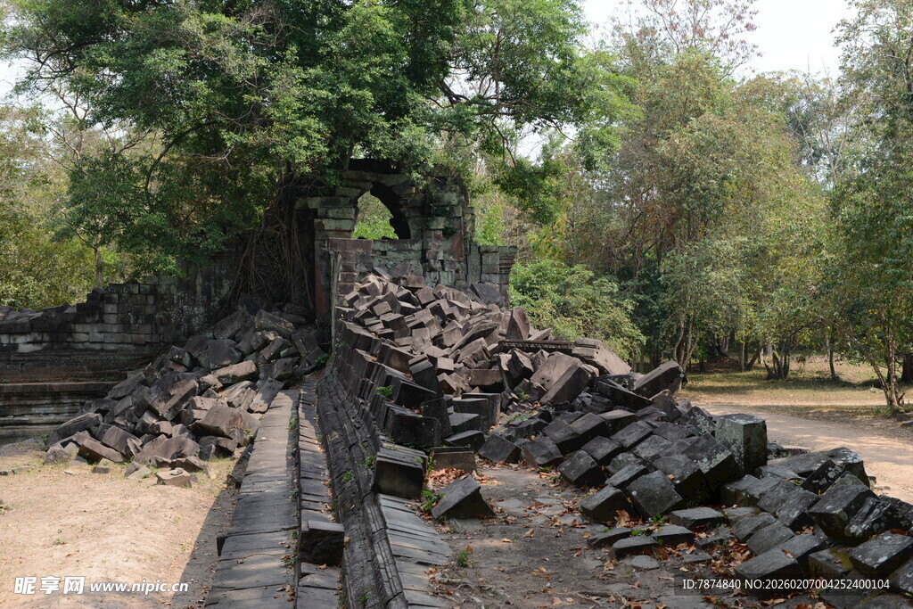 古老废墟遗迹展现历史沧桑