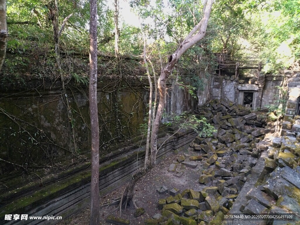 林间石砌水渠景观