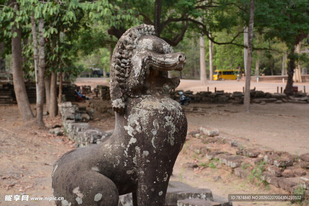 古老石兽坐于林间