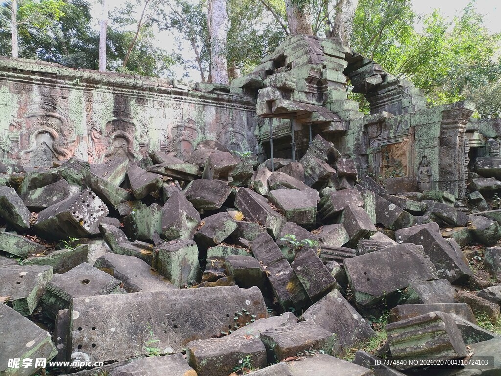 废墟中的石块堆积场景