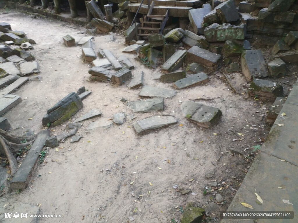 地面散落的石块杂物