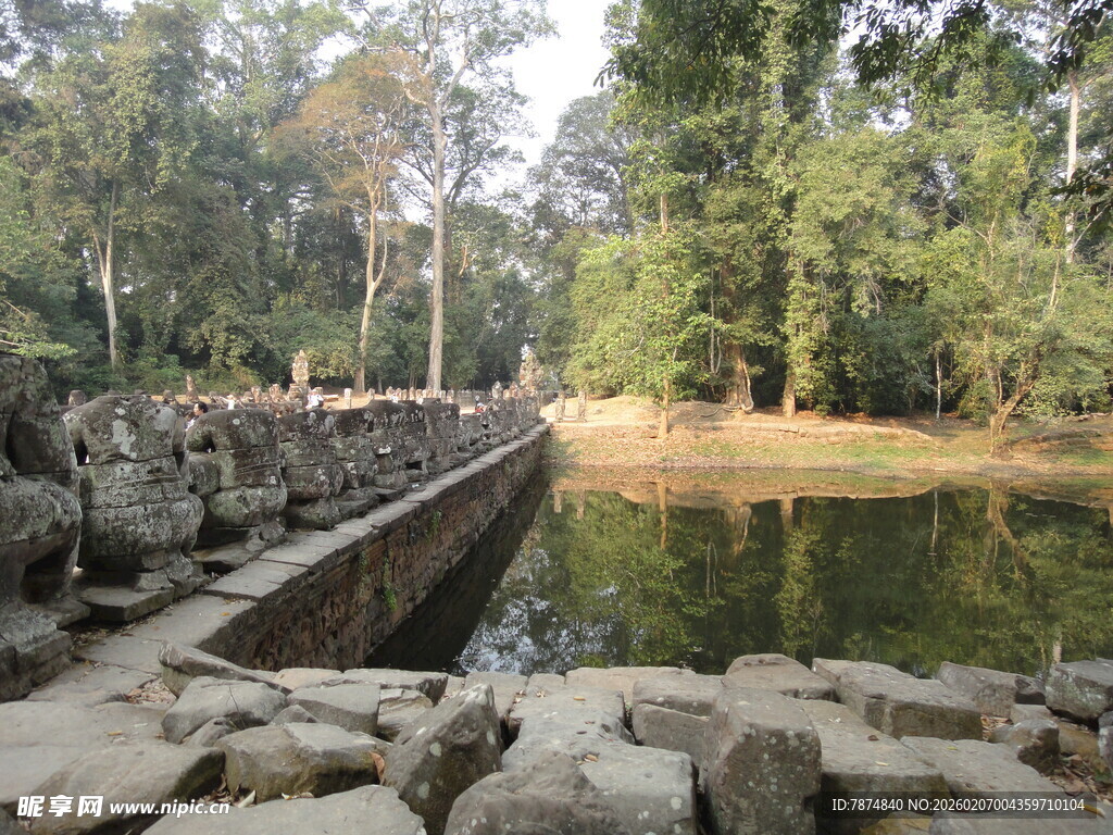 古老石桥旁的静谧水域