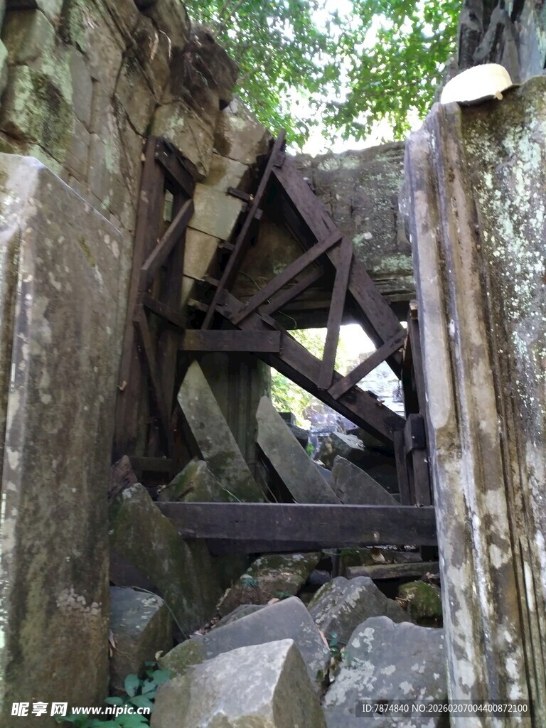 废弃石屋中的破旧木梯