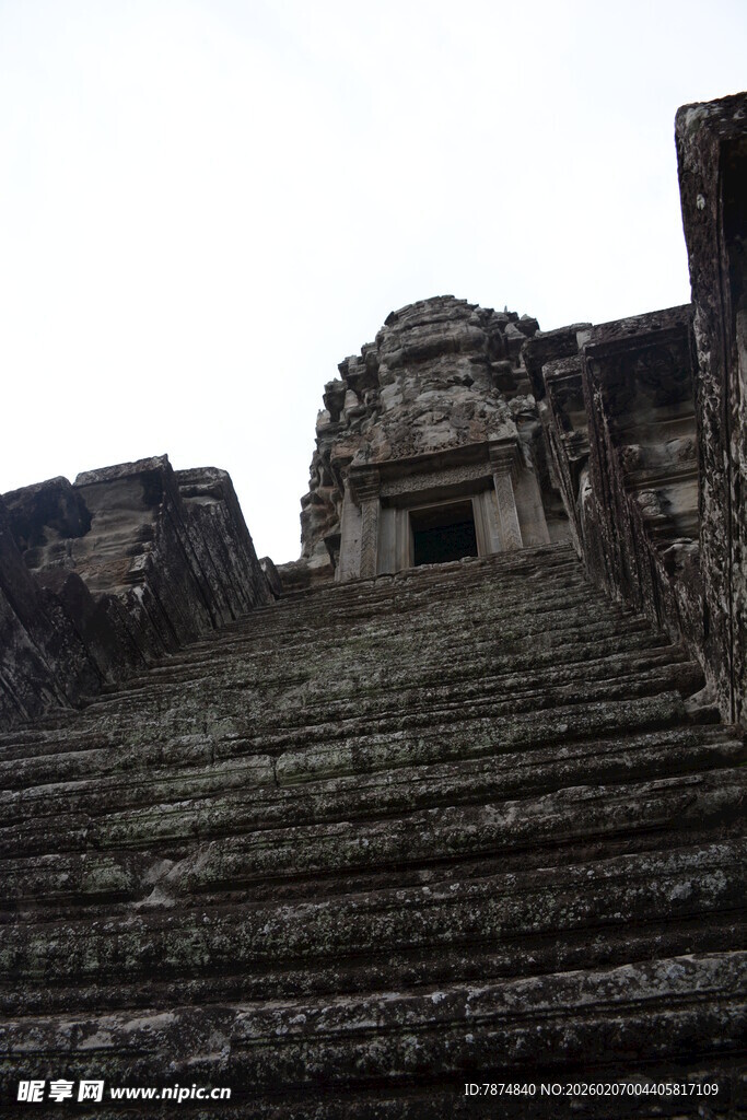 古老神秘的寺庙石阶