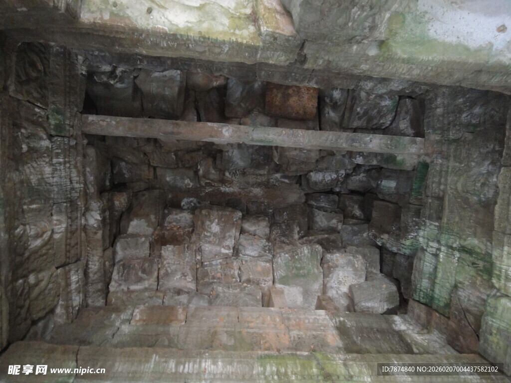 古老地下洞穴内部景象