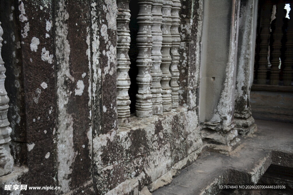 古老斑驳的寺庙石柱