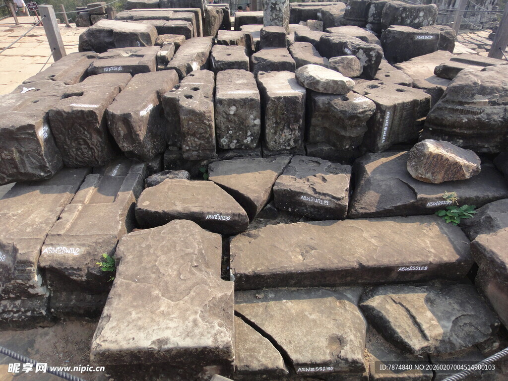 古老石砖堆 尽显岁月痕迹