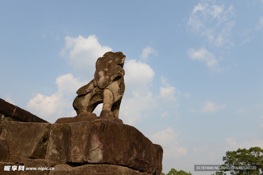 古老石狮屹立于建筑之上