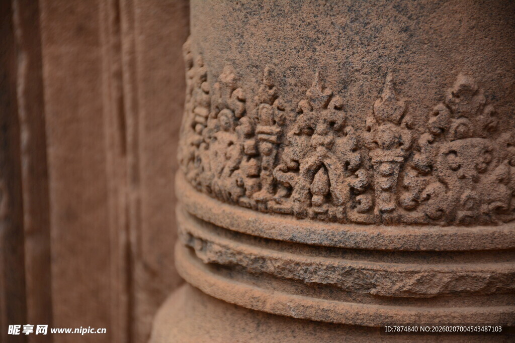 柬埔寨古老石柱上的精美雕刻