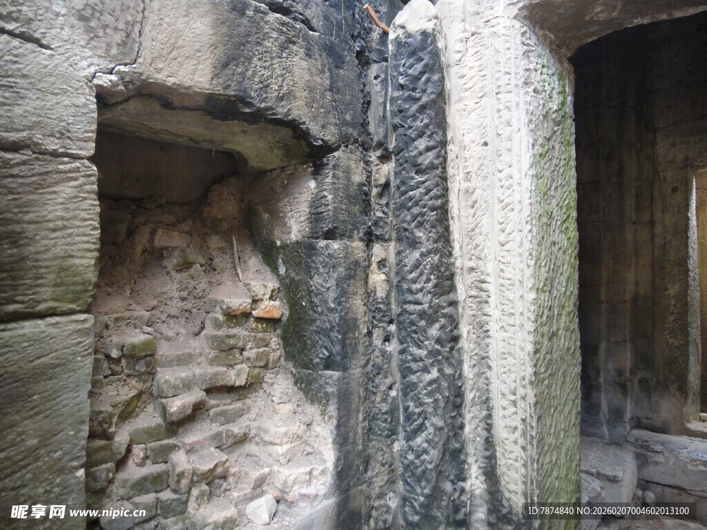 柬埔寨古老石砌建筑门洞