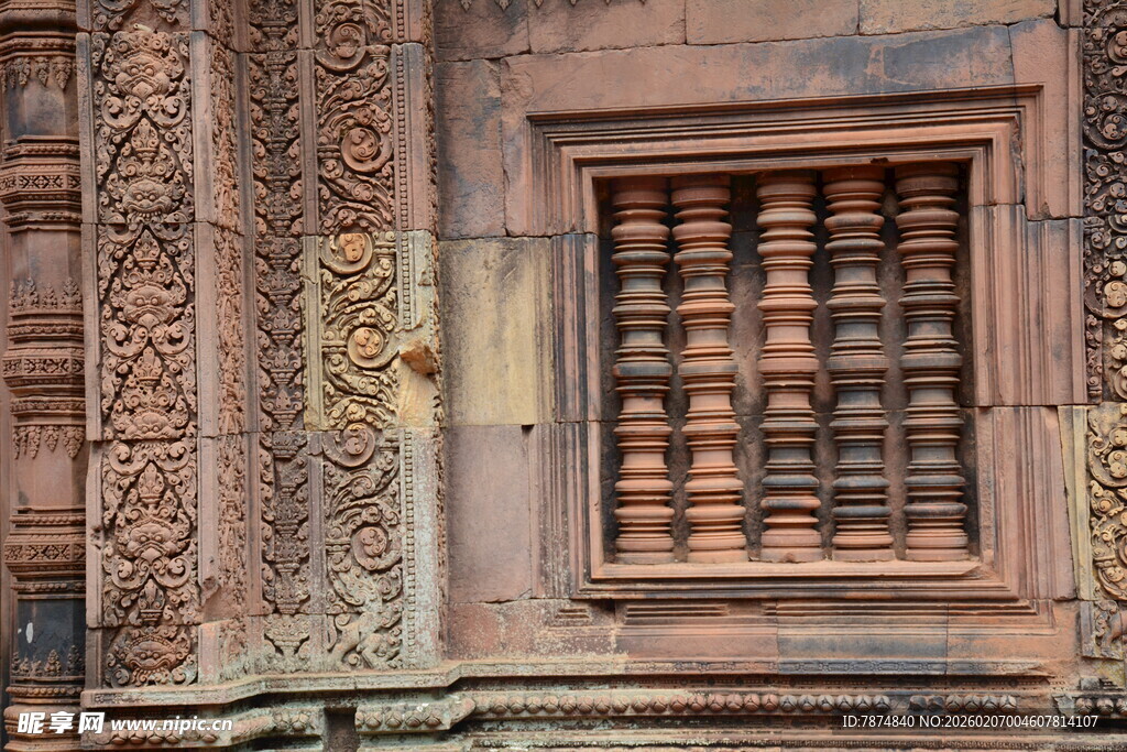 柬埔寨古老建筑雕花窗户细节