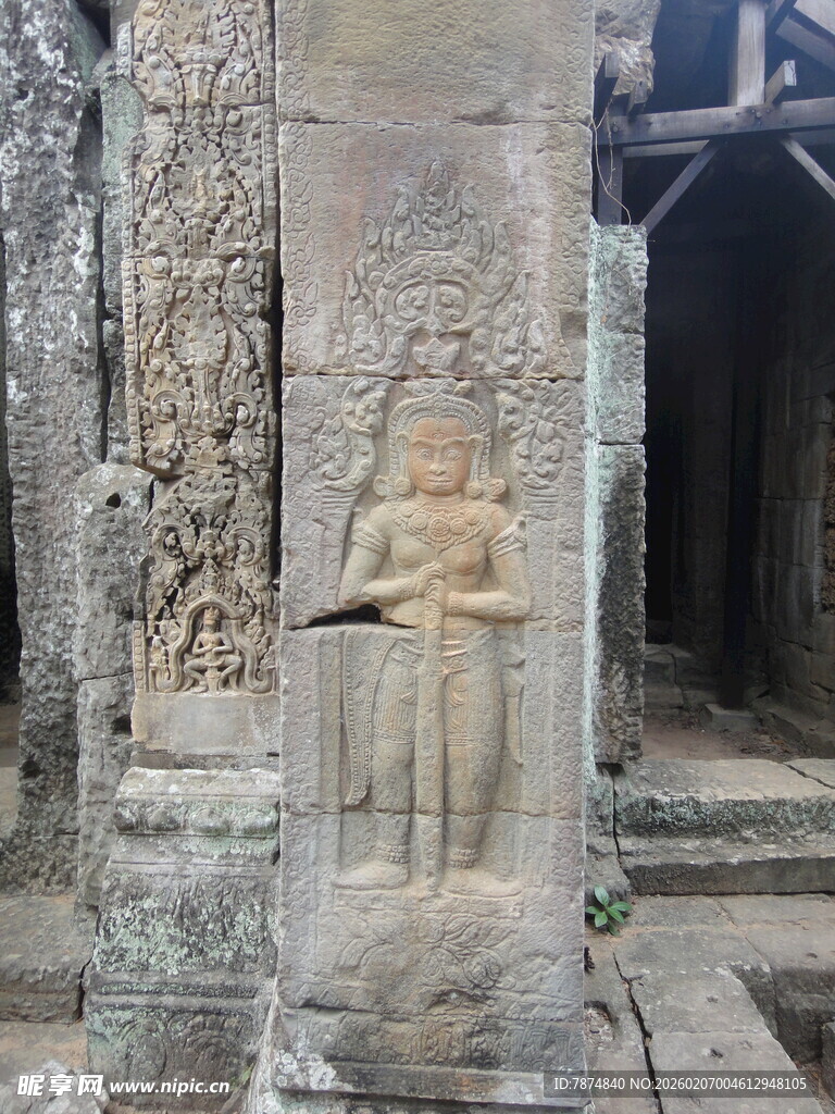 柬埔寨古老寺庙中的精美石刻雕像