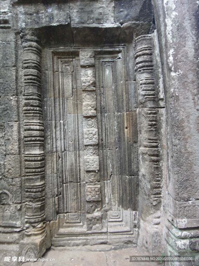 柬埔寨古老石质门建筑细节