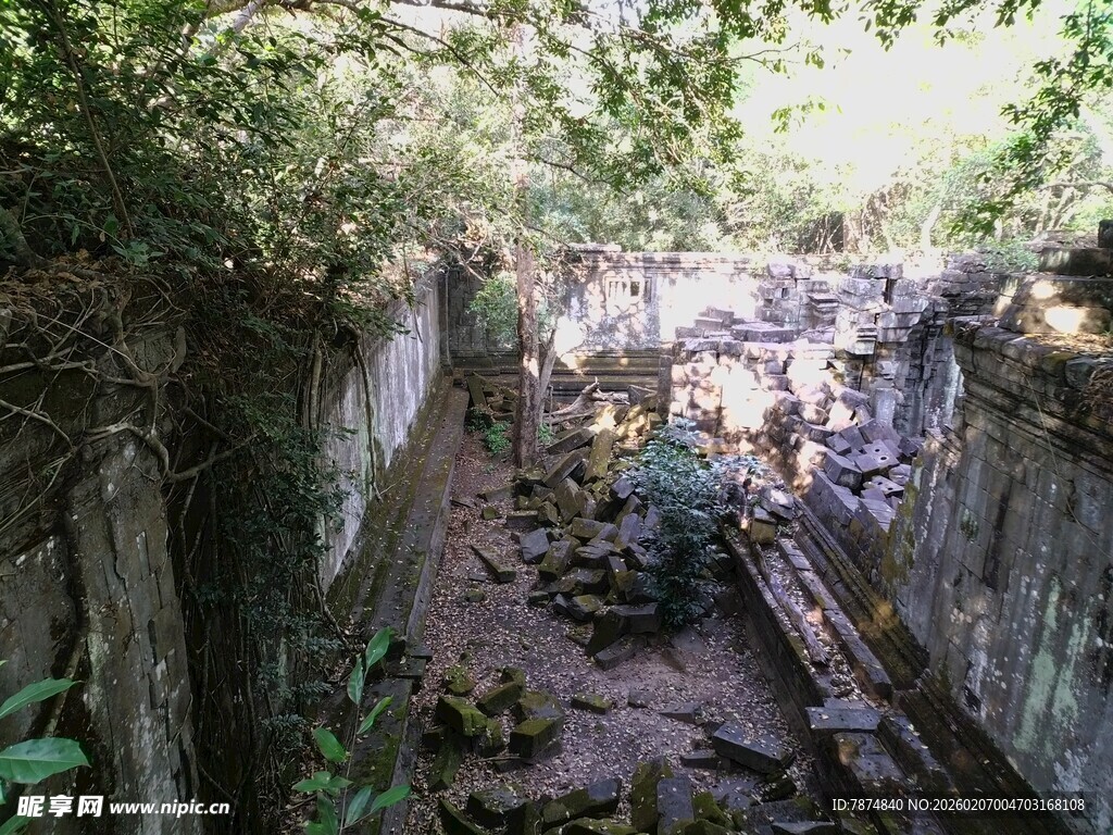 柬埔寨荒废小巷中的杂乱景象