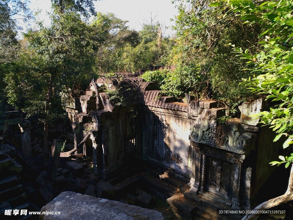 柬埔寨古老丛林中的神秘寺庙遗迹