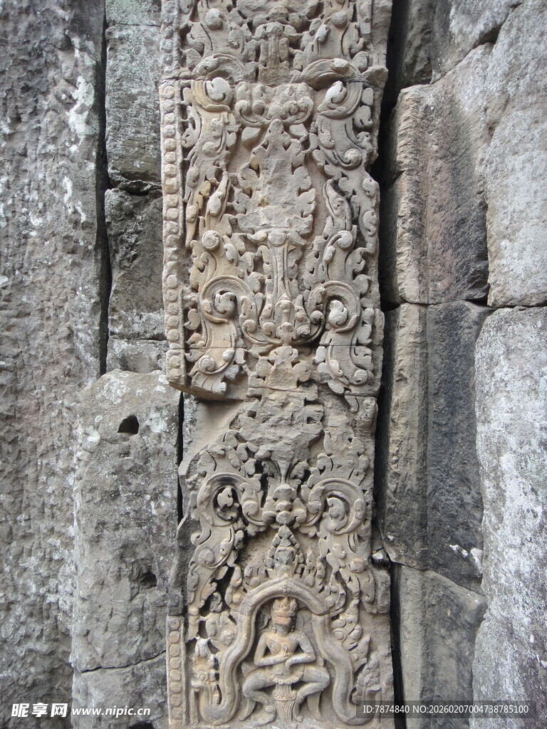 柬埔寨古老石壁上的精美雕刻