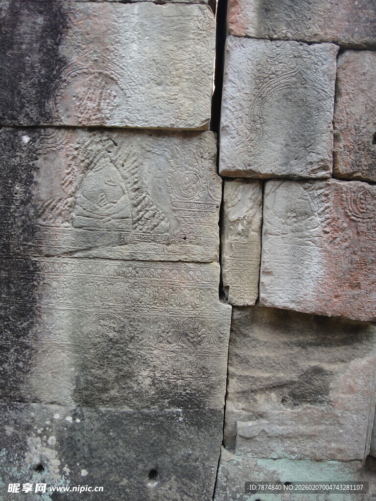 柬埔寨古老斑驳的石墙纹理