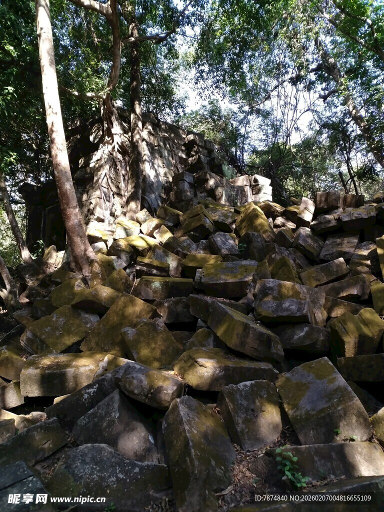 柬埔寨山林间的嶙峋岩石景观