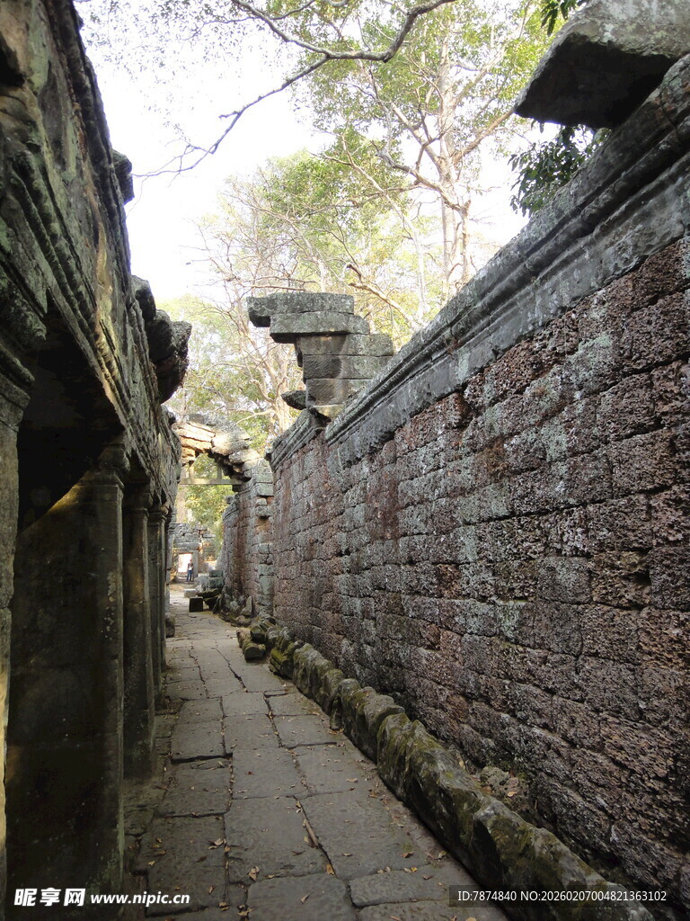 柬埔寨古巷砖墙 静谧的岁月痕迹