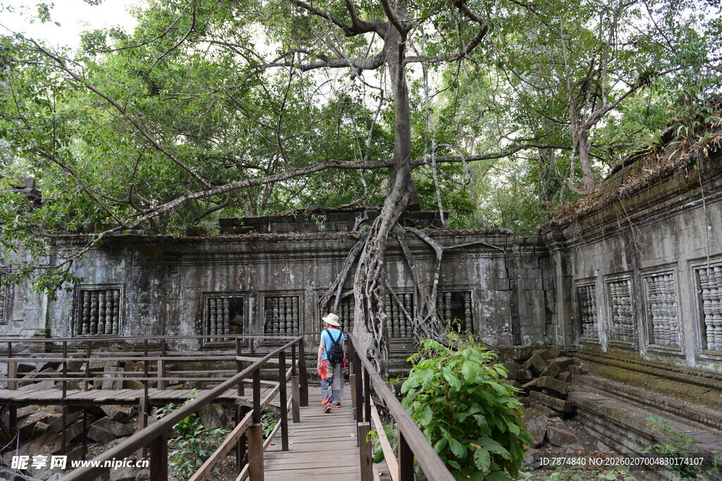 柬埔寨吴哥窟古遗迹中的游人漫步